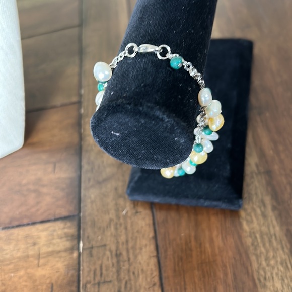 Freshwater pearl bracelet in gold green and white. - Picture 2 of 2